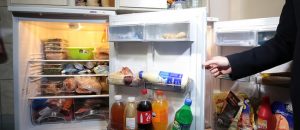 Решившего перекусить перед сном москвича насмерть придавил холодильник